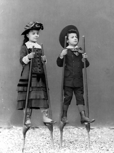 Romualdo Alinaris kinderen, Adele en Arturo, op stelten, Florence, c.1875 door Fratelli Alinari Fratelli Alinari