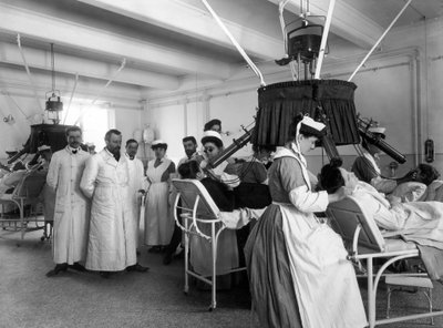 Zicht op een kamer van het Pellizzari Instituut, in Florence, gebruikt voor fysioradiotherapeutische therapie, 1905 door Fratelli Alinari Fratelli Alinari
