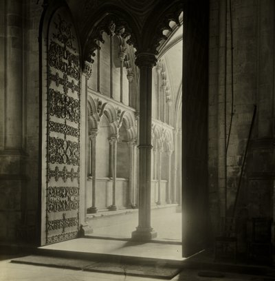 Kathedraal van Ely: Galilee portiek vanuit schip door Frederick H. Evans