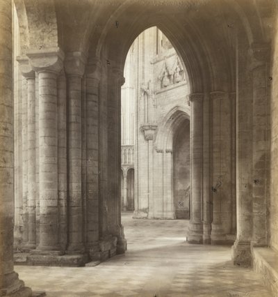 Kathedraal van Ely: Late namiddag aan de overkant van de transepten door Frederick H. Evans