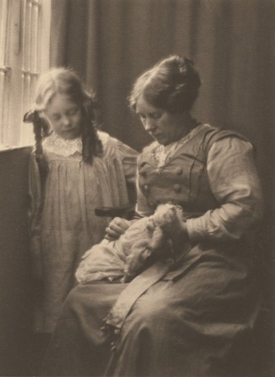 [Mrs. Frederick H. Evans, Barbara Evans, en Phyllis de pop]. door Frederick H. Evans