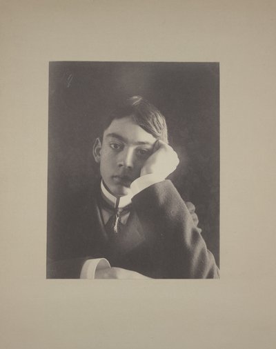 Jongen in pak met hand tegen gezicht, ca. 1896 door Frederick Holland Day