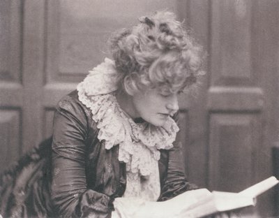 Portretfoto van Ellen Terry (1847-1928) lezend, door Frederick Hollyer (1837-1933) door Frederick Hollyer