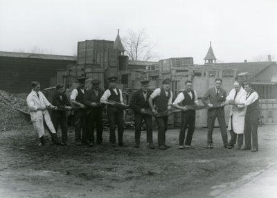 Een 6 meter lange python wordt gedragen door elf leden van het personeel van de Zoological Society, London Zoo, 1924 door Frederick William Bond
