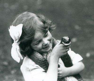 Een jong meisje Betty met een Oostelijke Indigo Slang, London Zoo, 1924 door Frederick William Bond