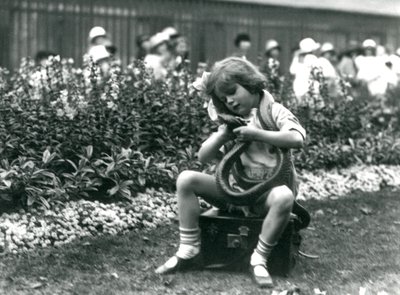 Een jong meisje Betty met een Oostelijke Indigo Slang, zittend op een leren koffer, London Zoo, 1924 door Frederick William Bond