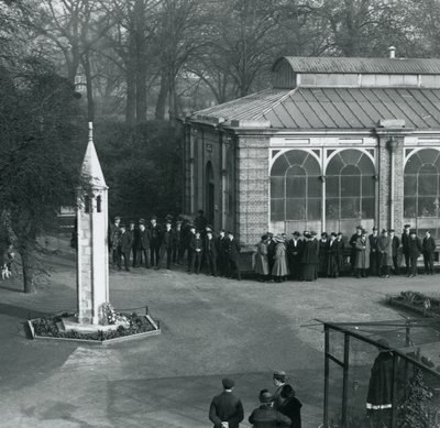 Wapenstilstandsdag bij het Oorlogsmonument, London Zoo, 11 november 1923 door Frederick William Bond
