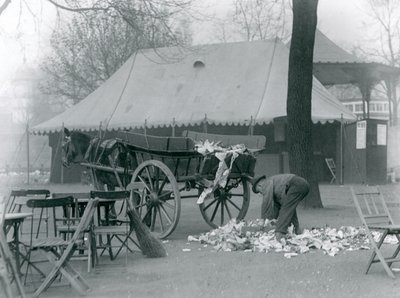 Opruimen na een feestdag in de London Zoo in 1924 door Frederick William Bond