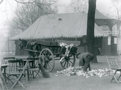 Opruimen na een Bank Holiday in London Zoo in 1924 door Frederick William Bond