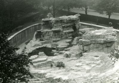 Apenheuvel gezien vanaf de top van de Mappin Terrassen, London Zoo door Frederick William Bond