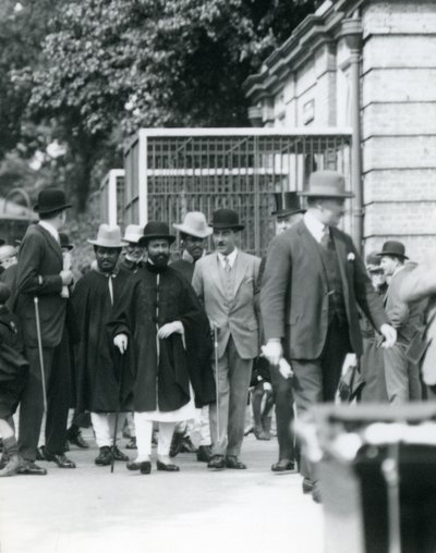 Sir Peter Chalmers Mitchell met Ethiopische Regent Haile Selassie en zijn gevolg, London Zoo door Frederick William Bond