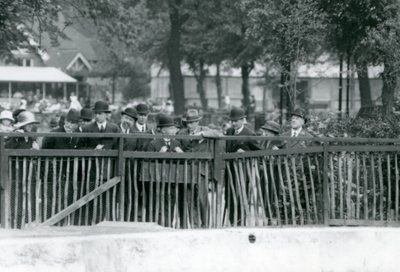 De koning van Italië, Victor Emmanuel III, bezoekt London Zoo in 1924 door Frederick William Bond