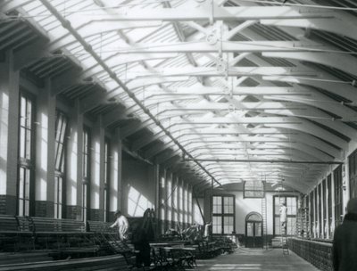 Het Leeuwenhuis met vijf mannen die aan het onderhoud werken, London Zoo, 1926 door Frederick William Bond