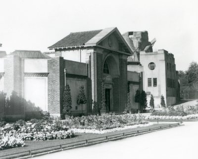 Het Reptielenhuis in London Zoo in 1928 met formele bloembedden langs de paden naar de ingang (zwart-wit foto) door Frederick William Bond