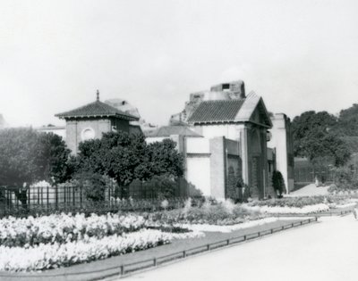 Het Reptielenhuis in London Zoo in 1928 met formele bloembedden langs de paden naar de ingang, London Zoo door Frederick William Bond