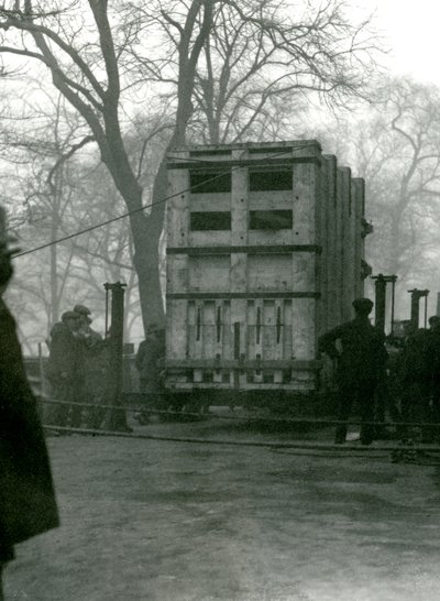 Vervoer van vrouwelijke Aziatische olifant Lukhi, in een houten krat, London Zoo door Frederick William Bond