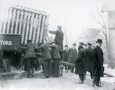 Lossen van de nieuw aangekomen Indische neushoorn, London Zoo door Frederick William Bond
