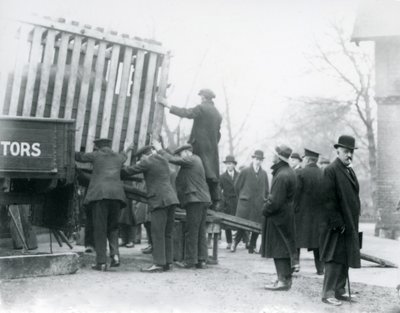 Lossen van de nieuw aangekomen Indische neushoorn, London Zoo, 1924 door Frederick William Bond