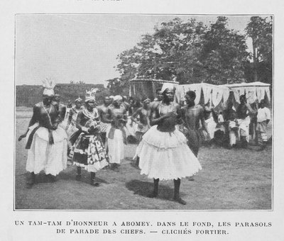 Een Tam-Tam van eer in Abomey met parasols van de hoofden op de achtergrond door French Photographer