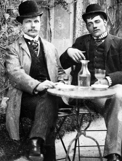 Een kasteelheer (Ducos) en zijn koetsier zittend op het terras van een café en absint drinkend - foto, circa 1890 door French Photographer
