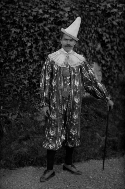 Een man poserend in een clownskostuum, bij de Abdij van Septfontaines door French Photographer