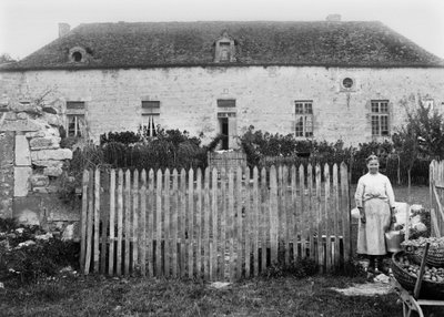 Een boerin voor haar boerderij, in de buurt van Bourmont door French Photographer
