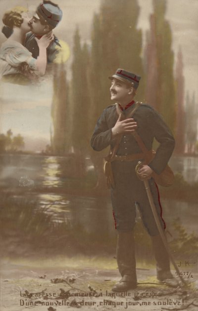 Een soldaat stelt zich voor dat hij en zijn liefde kussen door French Photographer