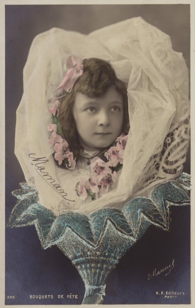Een jong meisje in een sluier gepresenteerd als een boeket bloemen door French Photographer