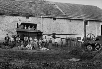 Landarbeiders en de pers binden hooibalen op een boerderij in de buurt van Bourmont in Haute-Marne, rond 1890. Fotografie. Ducos Collectie door French Photographer