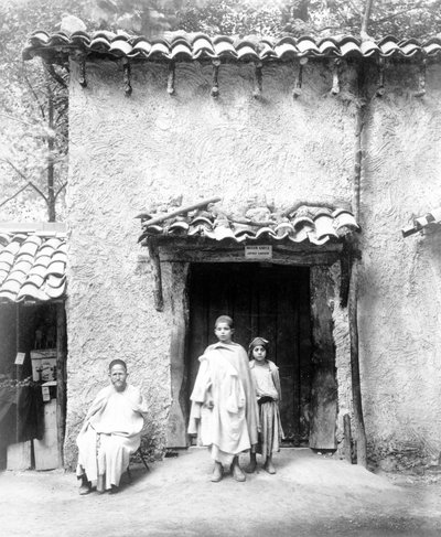 Een voorbeeld van een Kabyle Huis, Parijse Tentoonstelling, 1889 door French Photographer