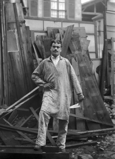 Ambachtsman in werkkleding, werkzaam bij de restauratie van de Abdij van Septfontaines, circa 1880 door French Photographer