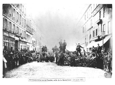 Barricade in de Rue de Flandre, tijdens de Commune van Parijs door French Photographer