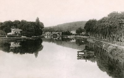 Bougival (Yvelines - 78 - Ile de France): oevers van de Seine gezien vanaf de voetgangersbrug, begin 20e eeuw (zwart-wit foto) door French Photographer