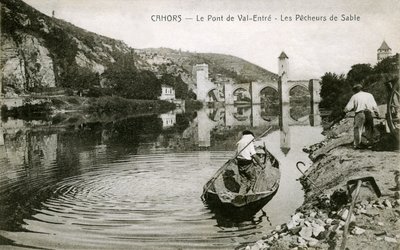 Cahors aan het begin van de 20e eeuw: zandvissers en hun boot op de Lot, brug van Valentre door French Photographer