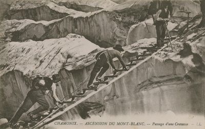 Chamonix - de beklimming van de Mont Blanc. Klimmers die een spleet passeren door French Photographer