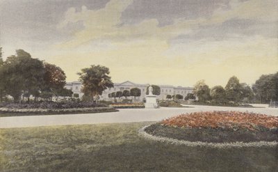 Compiegne, gevel van het paleis aan het kleine park door French Photographer