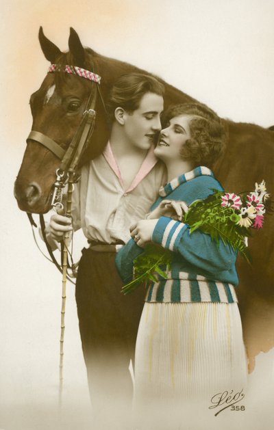 Stel op het punt te kussen, staand bij bruin paard door French Photographer