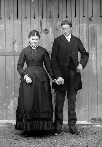 Koppel op zondag om de eerste communie van hun zoon te vieren, nabij Bourmont in Haute-Marne, rond 1880. Ducos Collectie. door French Photographer