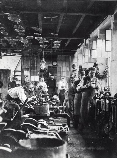 Messenmakers aan het werk in de werkplaats, Frankrijk, eind 19e eeuw door French Photographer