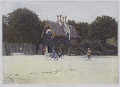Fietsers rijden langs de Porte de Madrid in het Bois de Boulogne, Parijs door French Photographer