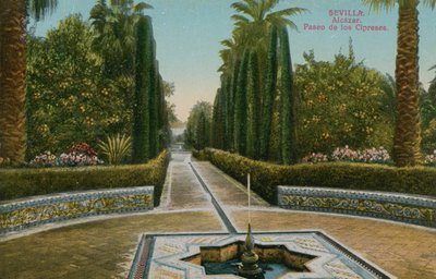 Cypress Walk, Alcazar, in Sevilla, Spanje door French Photographer