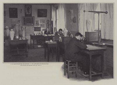 Decoratiewerkplaats in de Sevres porseleinfabriek, Frankrijk door French Photographer