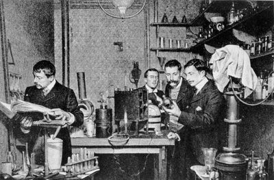 Directeuren van de Vereniging voor Alchemie en Astrologie van Frankrijk in hun laboratorium, 1903 door French Photographer