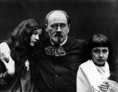 Emile Zola (1840-1902), schrijver en Franse journalist, in de tuin van Verneuil-sur-Seine (Yvelines) met zijn kinderen Denise en Jacques. door French Photographer