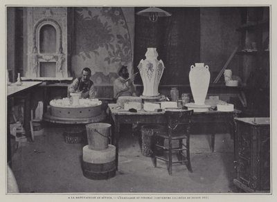 Emailleren met de kwast in de Sevres porseleinfabriek, Frankrijk door French Photographer