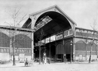 Ingang van een paviljoen van Les Halles Centrale Markt, Parijs, ca. 1900 door French Photographer