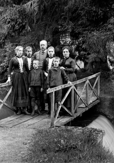 Familie van stedelingen, poserend in hun tuin, nabij Bourmont, circa 1880 door French Photographer