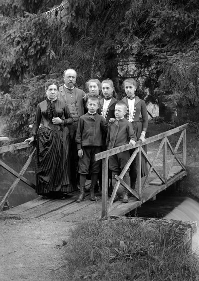 Familie van stedelingen, poserend in hun tuin, nabij Bourmont in Haute-Marne, circa 1880. Fotografie. Ducos Collectie door French Photographer