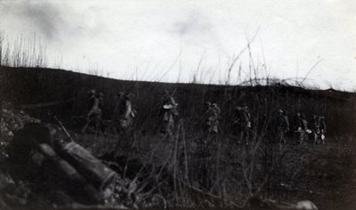 Eerste Wereldoorlog (1914-1918): een groep soldaten marcherend op Rocour (Saint Quentin) (Aisne) door French Photographer