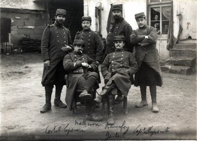 Eerste Wereldoorlog (1914-1918): telefonisten en secretaresses van de Generale Staf van kolonel Debenedetti (?) boerderij Laroque nabij Roye sur Matz (Roye-sur-Matz, Oise). Maart 1915 door French Photographer